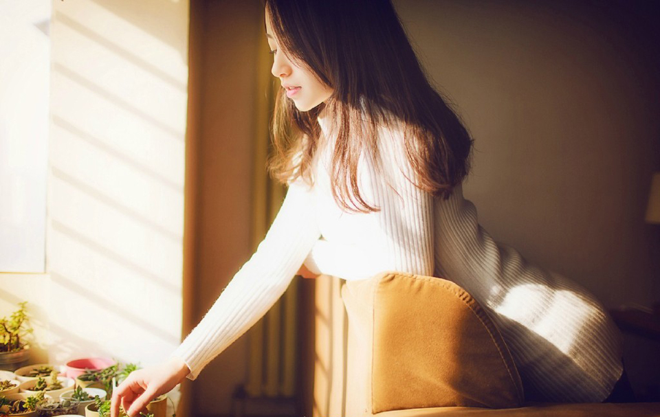 “蠢女人！”看着两女离去的背影，吕布摇了摇头，他哪看不出来，小乔对于周瑜的死虽然难过，但并没有那种死去活来的程度，毕竟时间可以冲淡一切，对周瑜如是，对小乔同样也如是，但哪怕这样，也不该在自己面前表现出来，不过小乔如果哪天长大了，没这份蠢劲了，那还真有点不习惯，相比起来，吕布还是比较喜欢看这一根筋的丫头刚刚挺起来那点劲儿被自己按下去的表情。